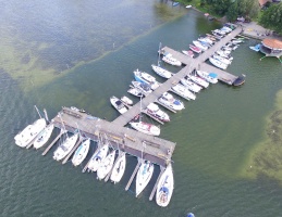 Marina Lester Club   Widok z lotu ptaka, widać jak głęboka jest woda w porcie.