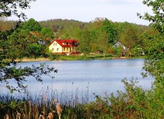 Dom jest położony bezpośrednio nad jeziorem Czarna Kuta