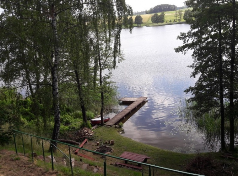 Dom nad jeziorem z plażą i pomostem - szlak WJM ?v=1.0