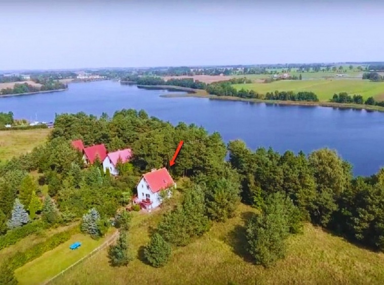 Dom nad jeziorem z plażą i pomostem - szlak WJM 